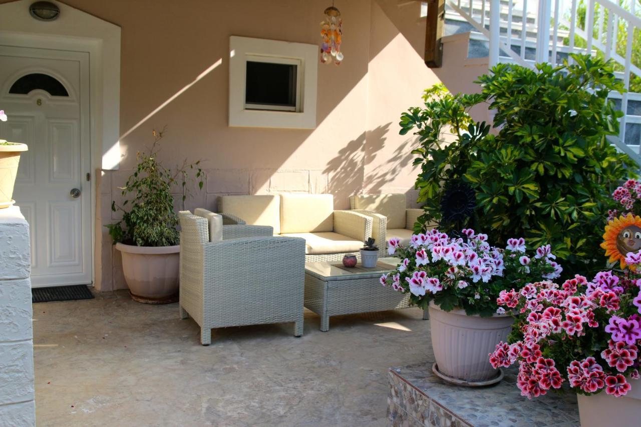 Santa Barbara Lakis Apartments Perivólion Dış mekan fotoğraf
